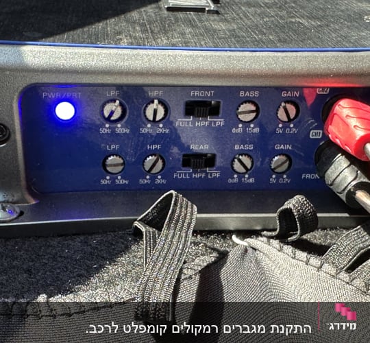 כפתורי שליטה במגבר רכב עם חיבורים וכבלים
